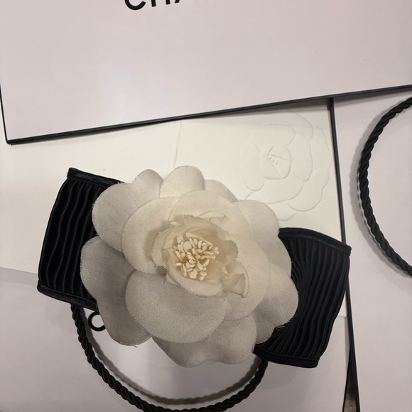 CHANEL Black and White Camellia Hair Accessories - Picture 2 of 6